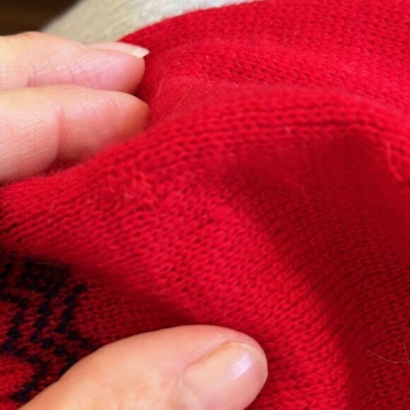 Vintage 70s Meister red wool sweater with navy blue snowflake pattern - Picture 11 of 12